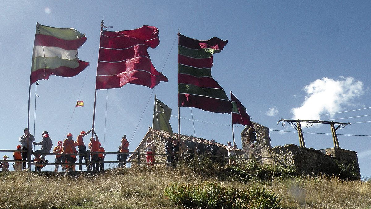 os pendones, en la imagen, plantados juntos a la ermita. | E. NIÑO