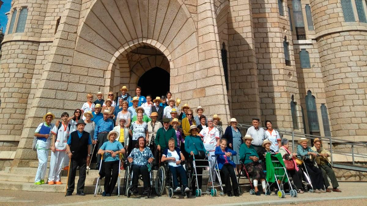 Los excursionistas visitaron el Palacio de Gaudí de Astorga. Los excursionistas visitaron el Palacio de Gaudí de Astorga.