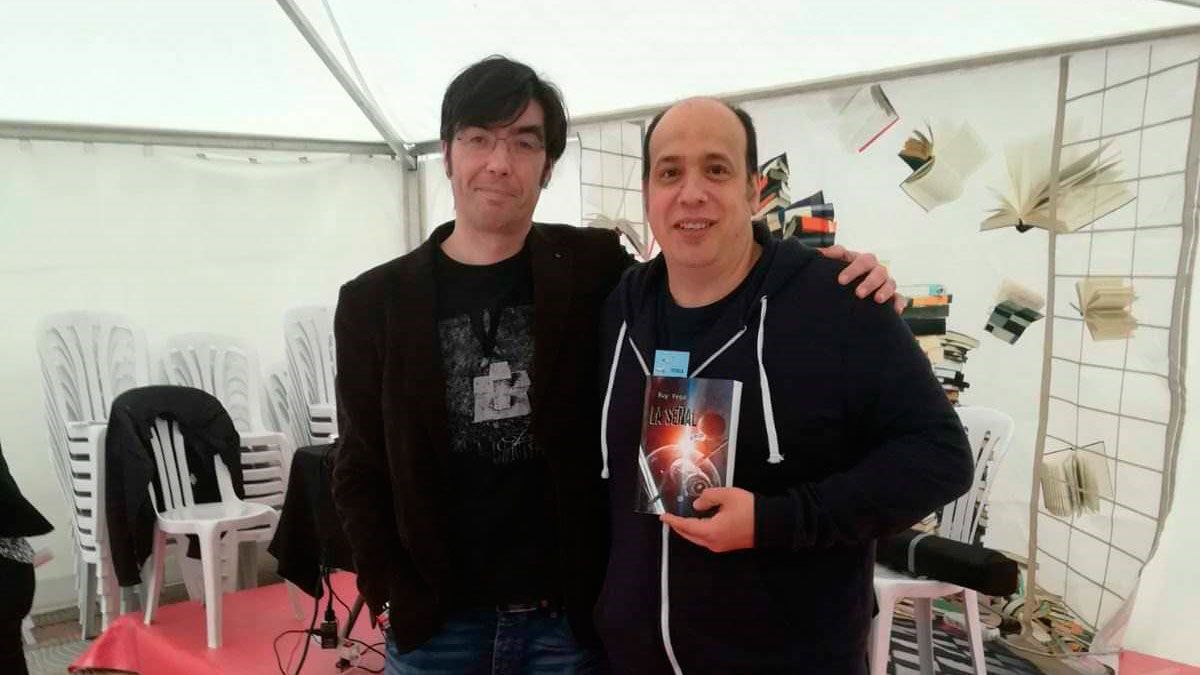 Ruy Vega (izquierda de la imagen) con Sergio Castro, autor del libro.