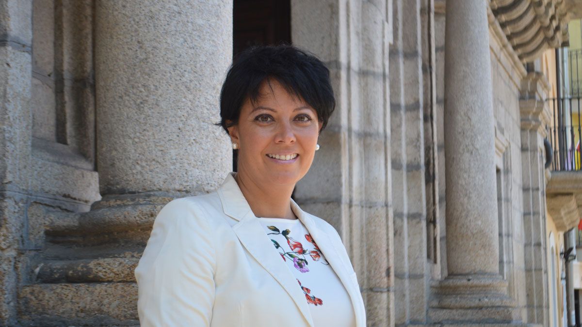 Rosa Luna a las puertas del Ayuntamiento de Ponferrada, donde ejerce como portavoz de Ciudadanos. | MAR IGLESIAS