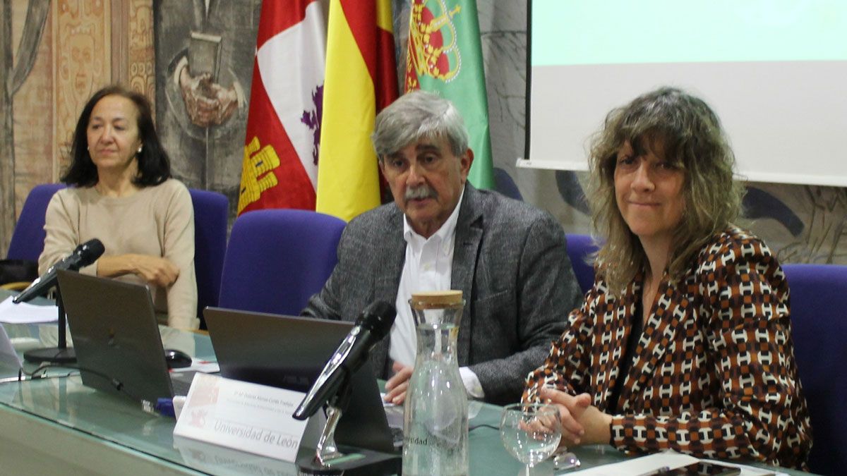 El grupo de investigación de la ULE integrado por Marta, Carmen, Laura, Margot y Sandra.