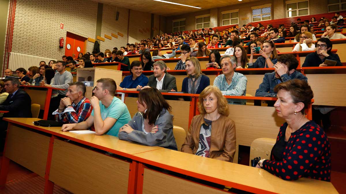 Una charla sobre gobiernos en el ámbito internacional en la Universidad de León. | CARLOS S. CAMPILLO (ICAL)