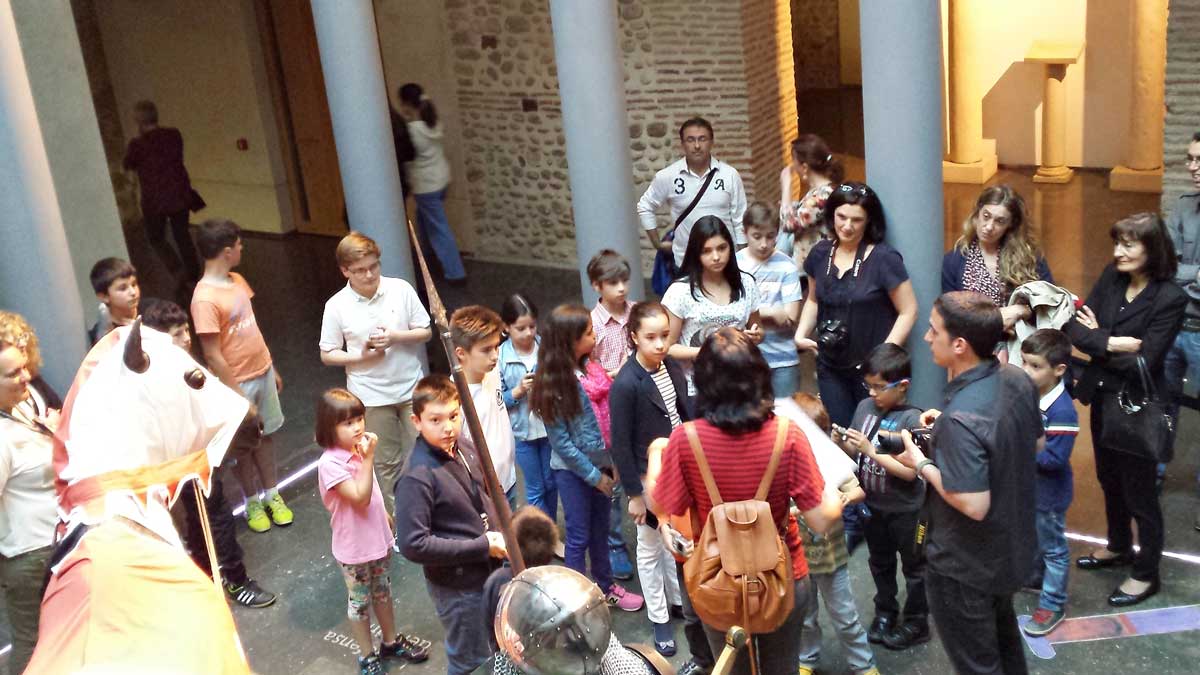 Los asistentes al Palacio del Conde Luna participaron en las actividades propuestas por el mueso. Los asistentes al Palacio del Conde Luna participaron en las actividades propuestas por el mueso.