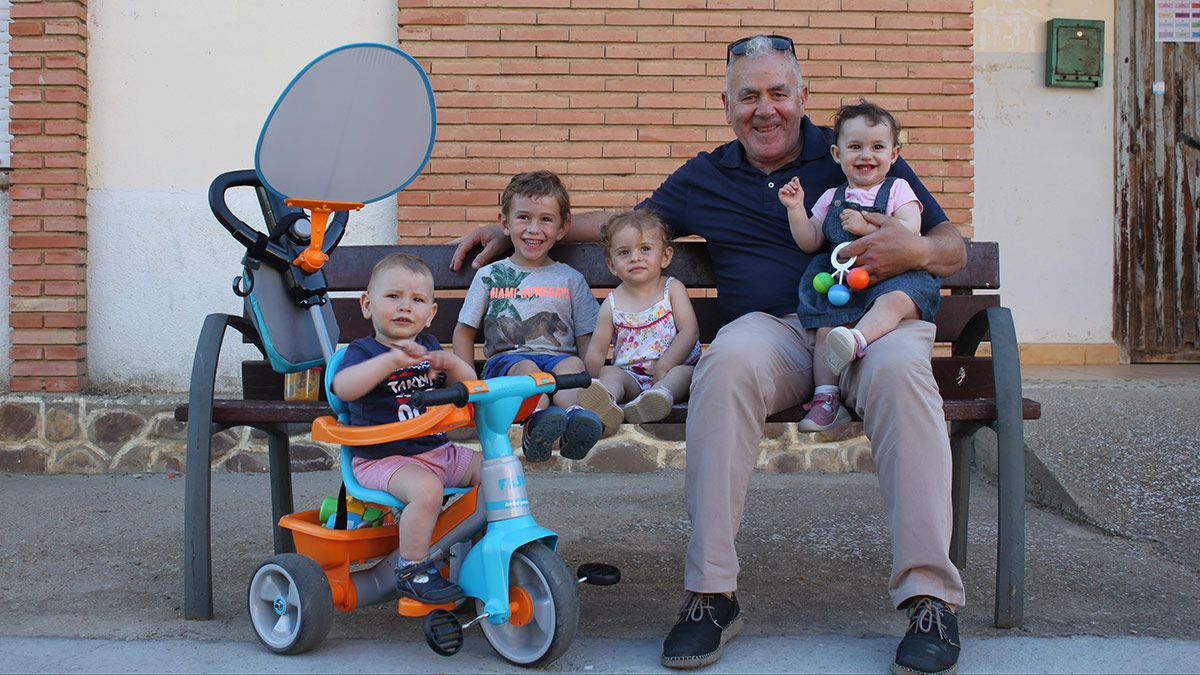 Juan Carlos Melón, alcalde del municipio de Gusendos, con los vecinos más benjamines a principios del verano. | T.G.