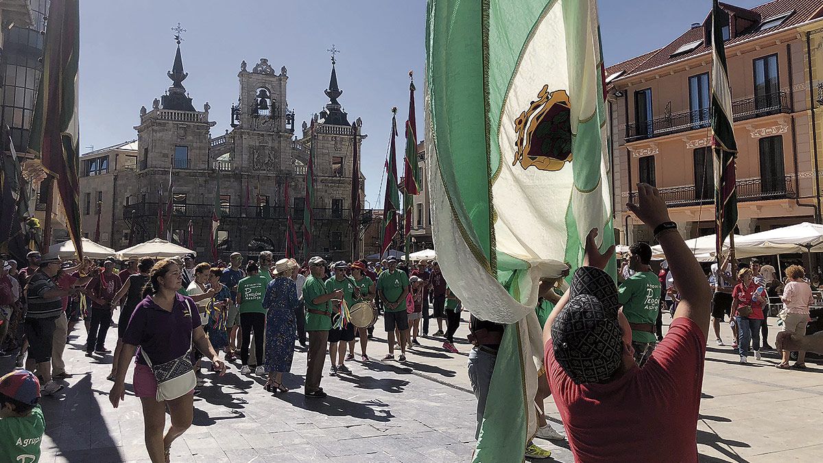 Los pendones a su paso por la Plaza Mayor. | P.F.