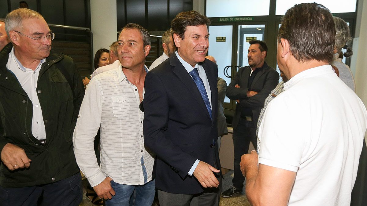 Inauguración de la jornada 'Diálogo Social de Castilla y León sobre el futuro de la energía'. En la imagen el consejero de Empleo, Carlos Fernández Carriedo saluda a los asistentes de la jornada. | ICAL