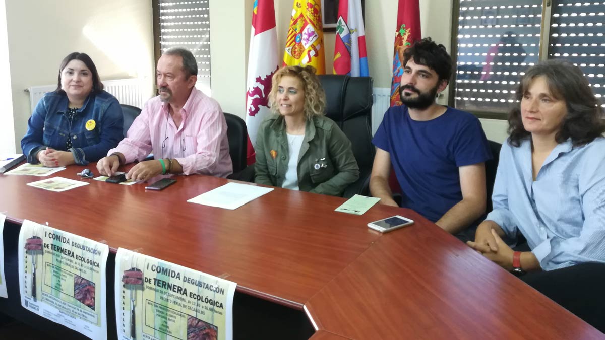 Responsables del Ayuntamiento de Cacabelos y de Agrele, presentando las actividades. | D.M.