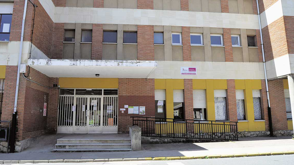 Exterior del colegio González Álvarez de Astorga en una imagen de archivo. | P.F. Exterior del colegio González Álvarez de Astorga en una imagen de archivo. | P.F.