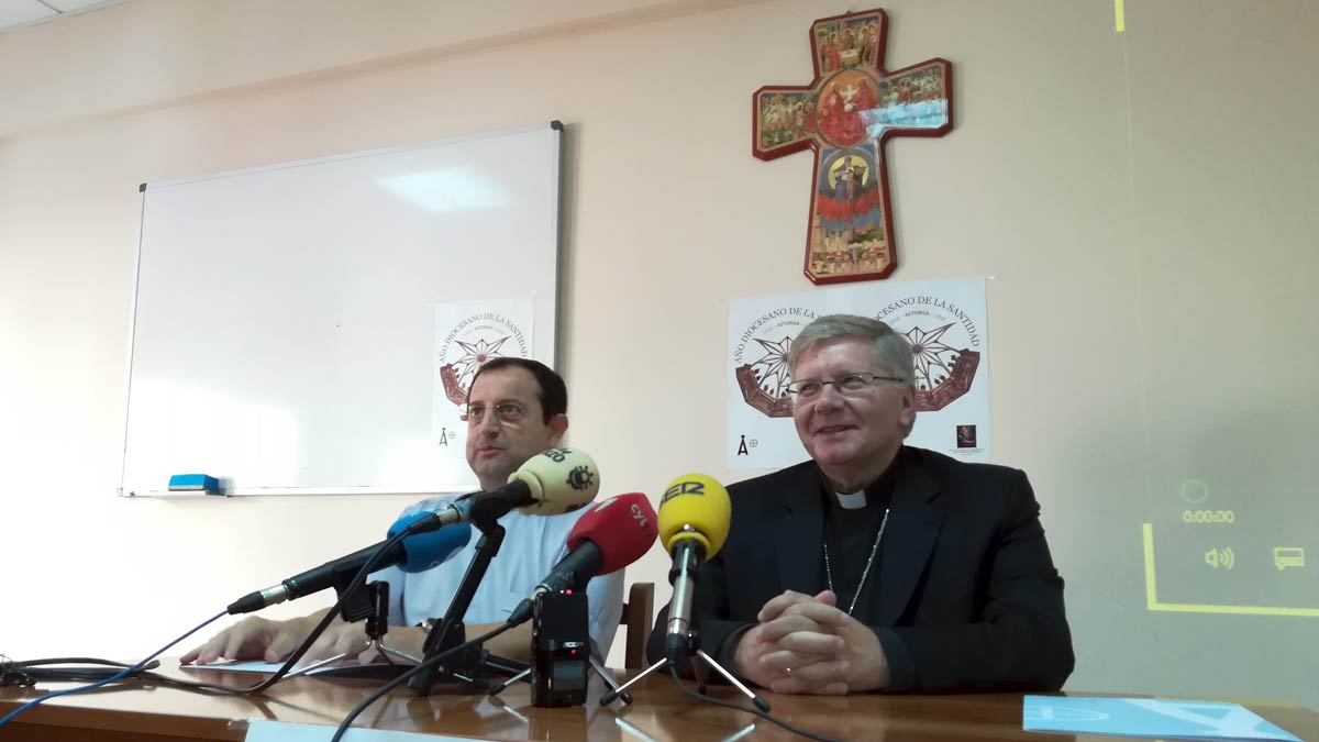 El vicario general y el obispo de Astorga, en rueda de prensa en Ponferrada. | D.M.