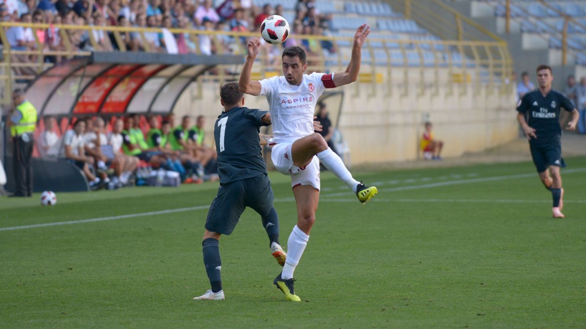 Víctor Díaz, durante el partido ante el Castilla. | MAURICIO PEÑA