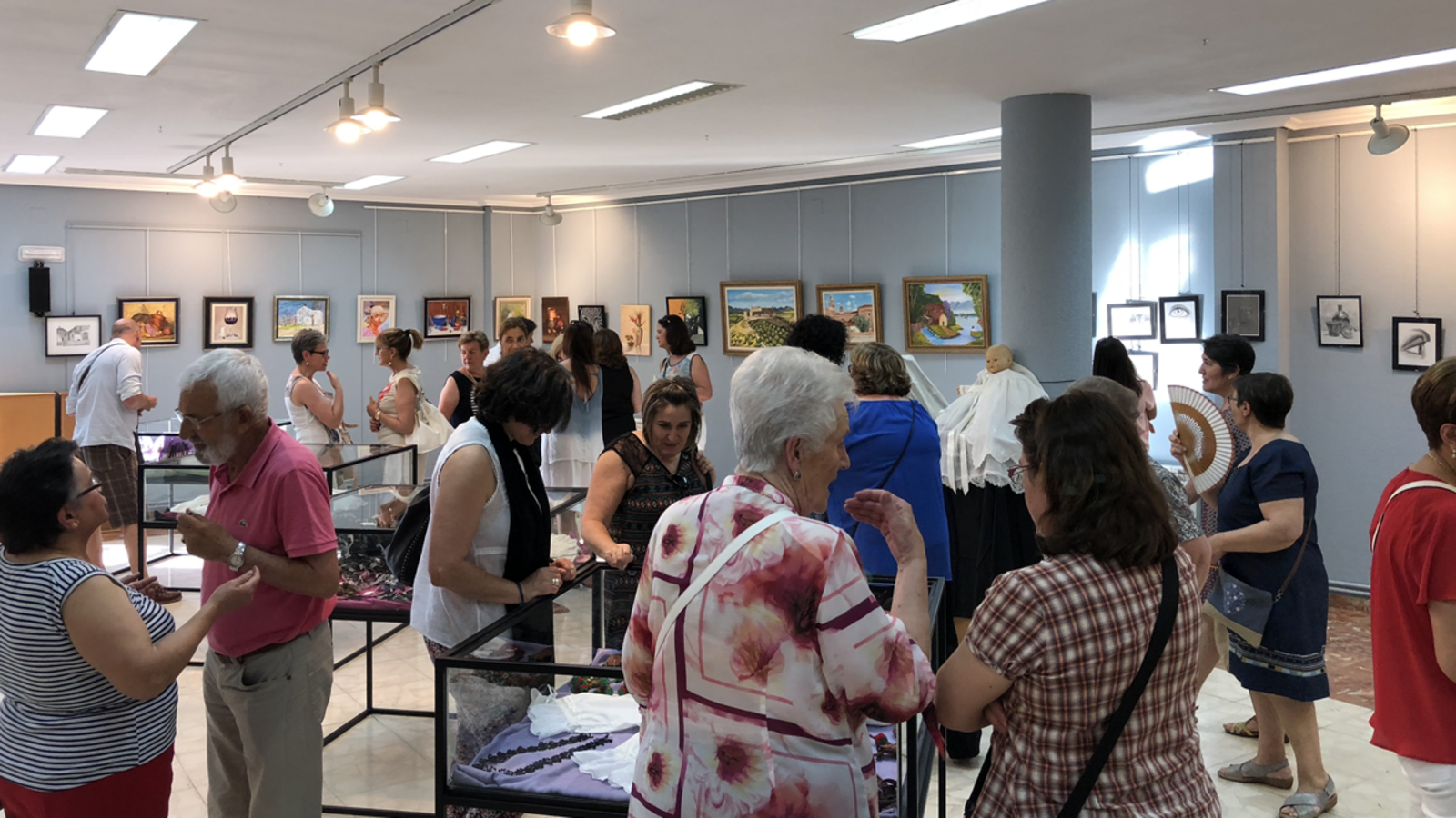 Imagen de archivo de una exposición de los talleres de la AECC. | ABAJO