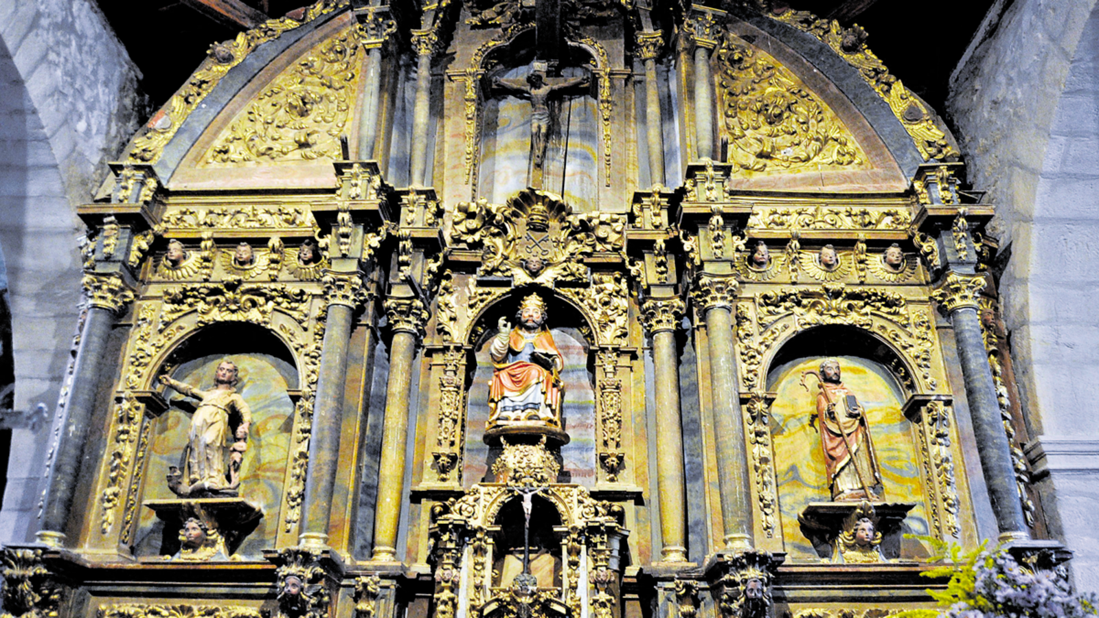 Valioso retablo de la iglesia de San Pedro, en Noceda | DAVID GUSTAVO LÓPEZ