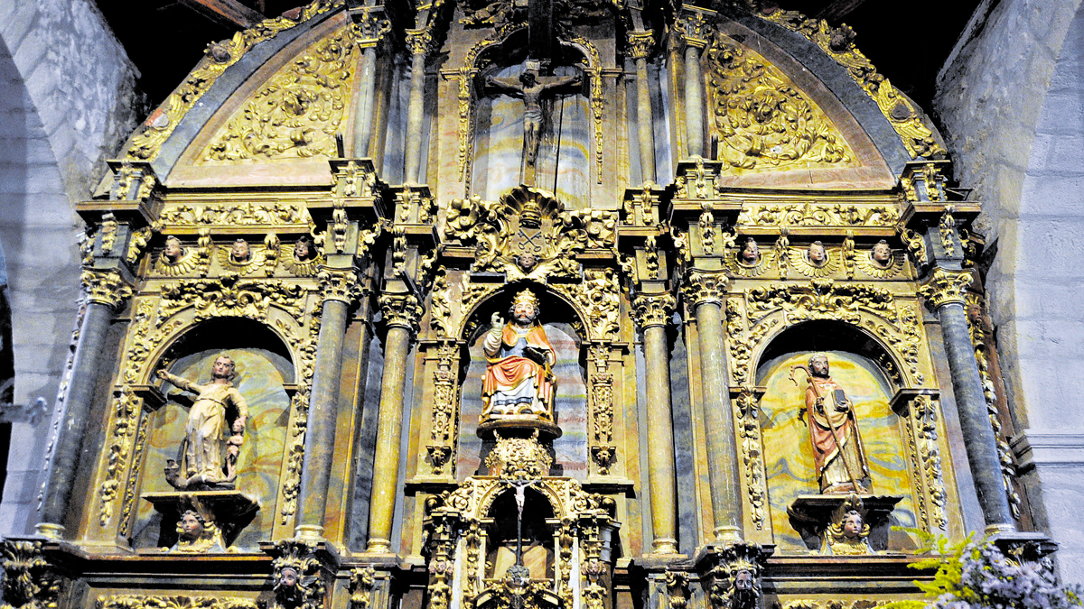 Valioso retablo de la iglesia de San Pedro, en Noceda | DAVID GUSTAVO LÓPEZ