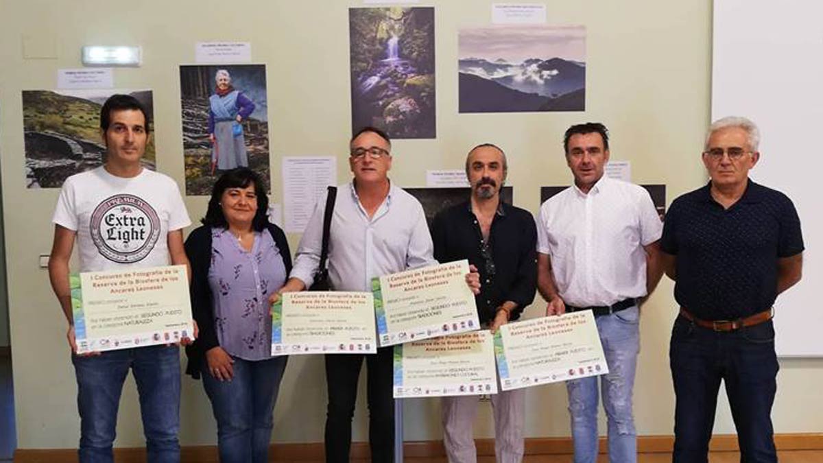 Los premiados, junto a representantes de la Reserva de la Biosfera. | RBLE