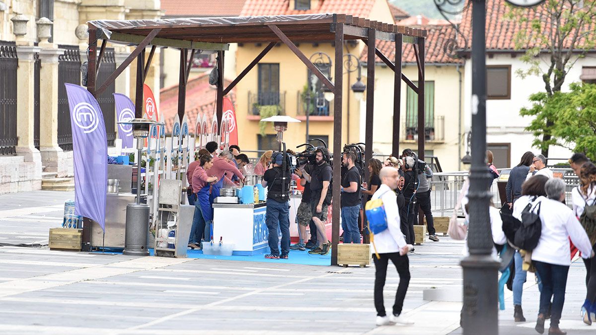 Imagen de la grabación del programa junto a la Catedral. | SAÚL ARÉN