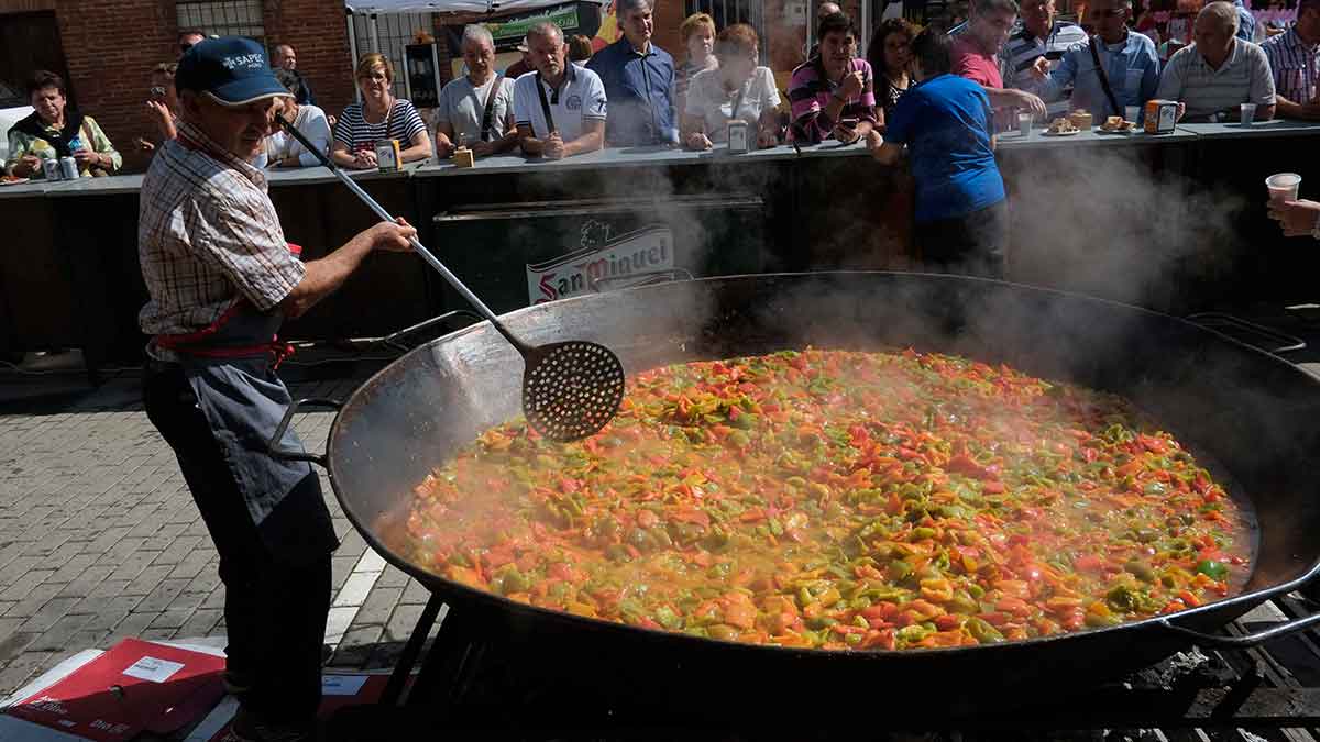 La Feria del Pimiento de Fresno de la Vega reúne cada año a cientos de personas, en especial el día de la pimentada popular. | DANIEL MARTÍN