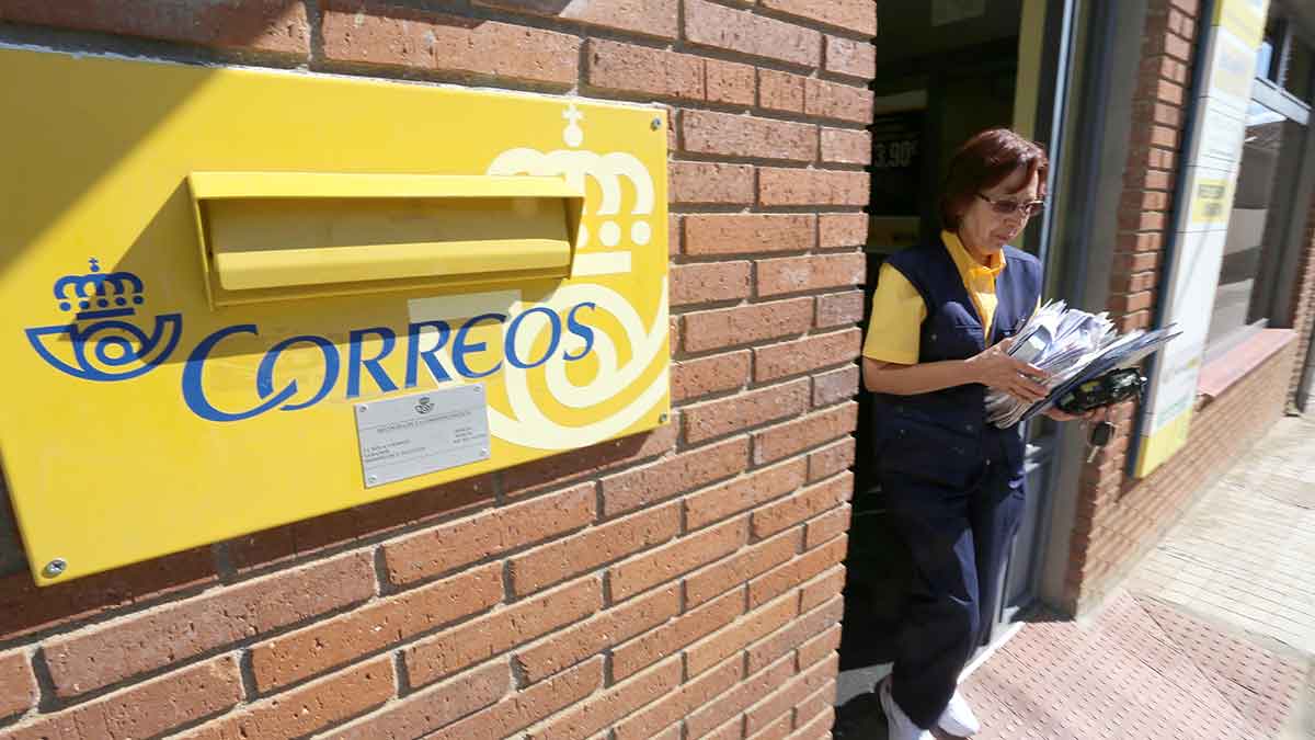 Imagen de archivo de una trabajadora de Correos. | L.N.C.
