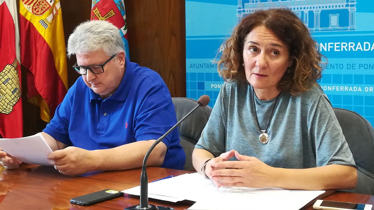 El teniente de alcalde Ricardo Miranda y la alcaldesa, Gloria Merayo, en rueda de prensa. | D.M.