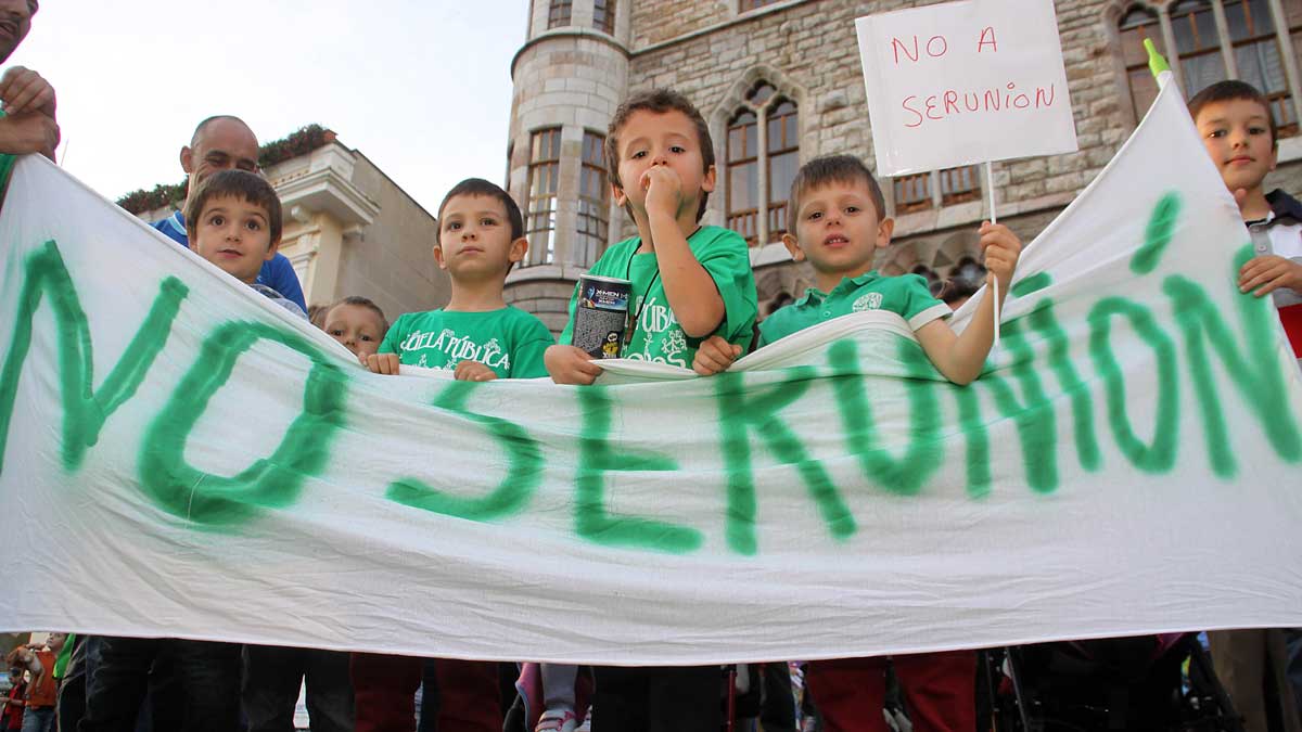 Varios niños sujetan una pancarta durante una manifestación contra Serunión en Botines. | PEIO GARCÍA (ICAL)