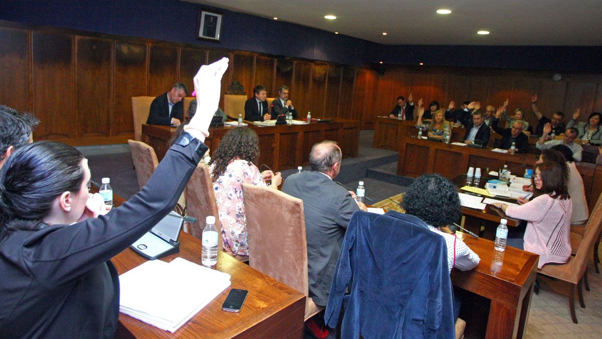 La concejala socialista, Paula Rodríguez, y los ediles populares votan a favor de dejar sobre la mesa la alegación. | C. Sánchez (Ical)