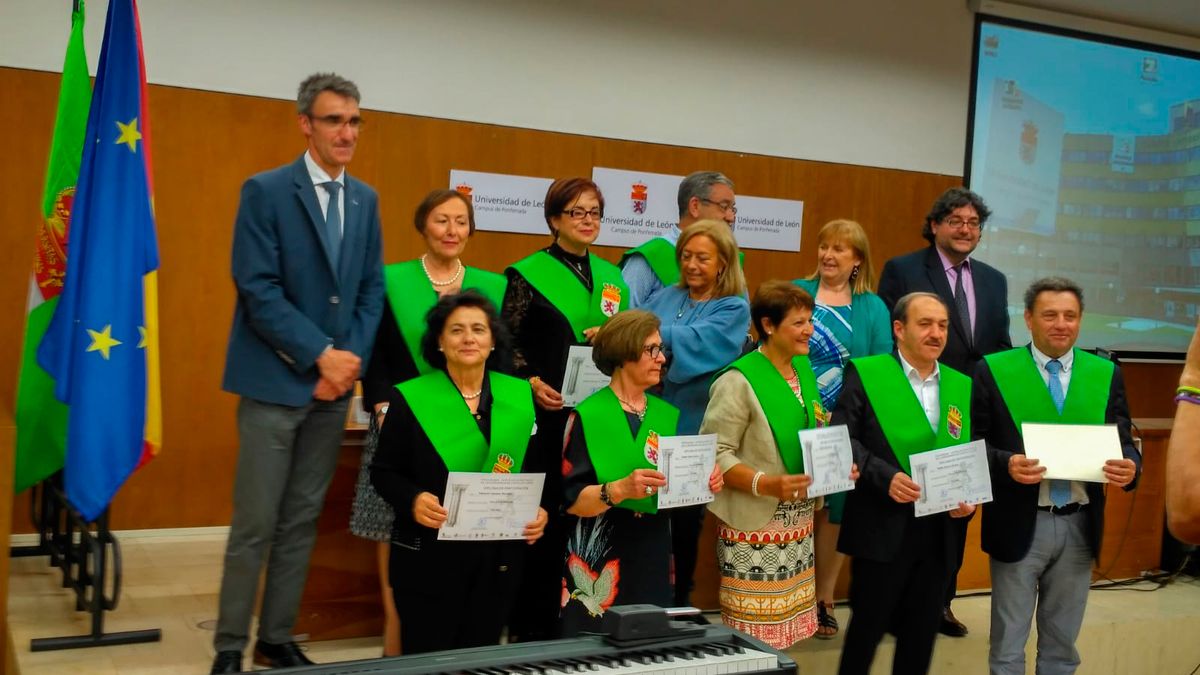 Graduación de alumnos del último año con el vicerrector y Manuel Cuenya.