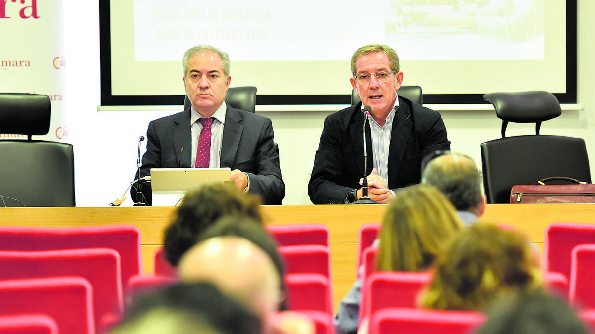Agustín Sigüenza y Javier Vega, este jueves en la Cámara de Comercio. | SAÚL ARÉN Agustín Sigüenza y Javier Vega, este jueves en la Cámara de Comercio. | SAÚL ARÉN