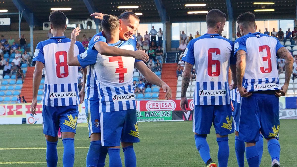 Pichín y Son celebran el gol del extremo ante el Sanse. | FRANCISCO L. POZO