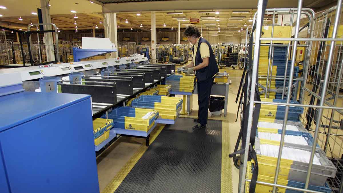 Un operario de Correos manipula correspondencia en un  centro de la sociedad estatal. | LETICIA PÉREZ (ICAL)