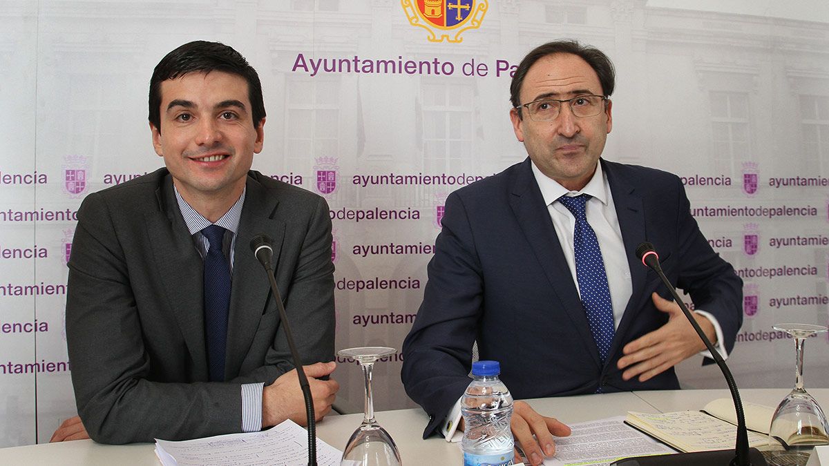 David Vázquez (izquierda), junto al alcalde, Alfonso Polanco. | ICAL