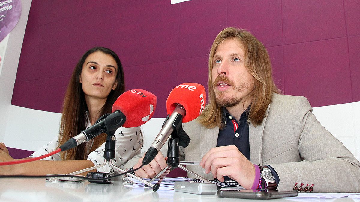 El secretario general de Podemos en Castilla y León y portavoz en las Cortes, Pablo Fernández, con la concejala María Hernández. | ICAL