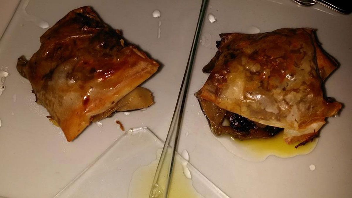 Crujiente de pasta filo, rellena de carne de vaquilla de lidia, con foie sobre salsa de setas de temporada de El Palomo.