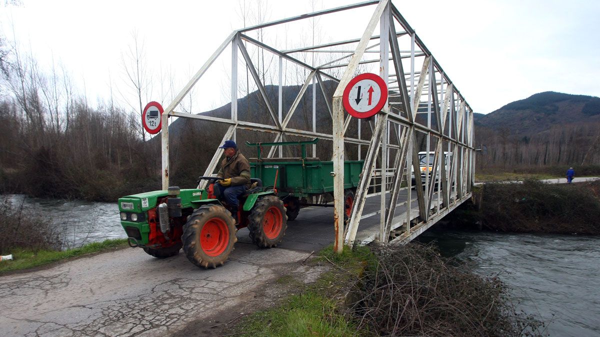 Imagen de archivo del puente que comunica con Toral de Merayo. | C. S. (Ical)