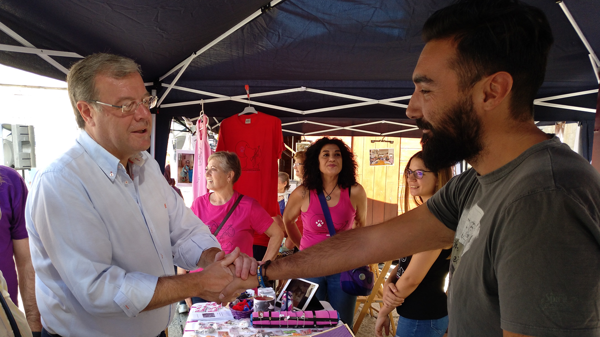 El alcalde de León visitó los stands de las entidades participantes en la feria del voluntariado de León. | L.N.C.