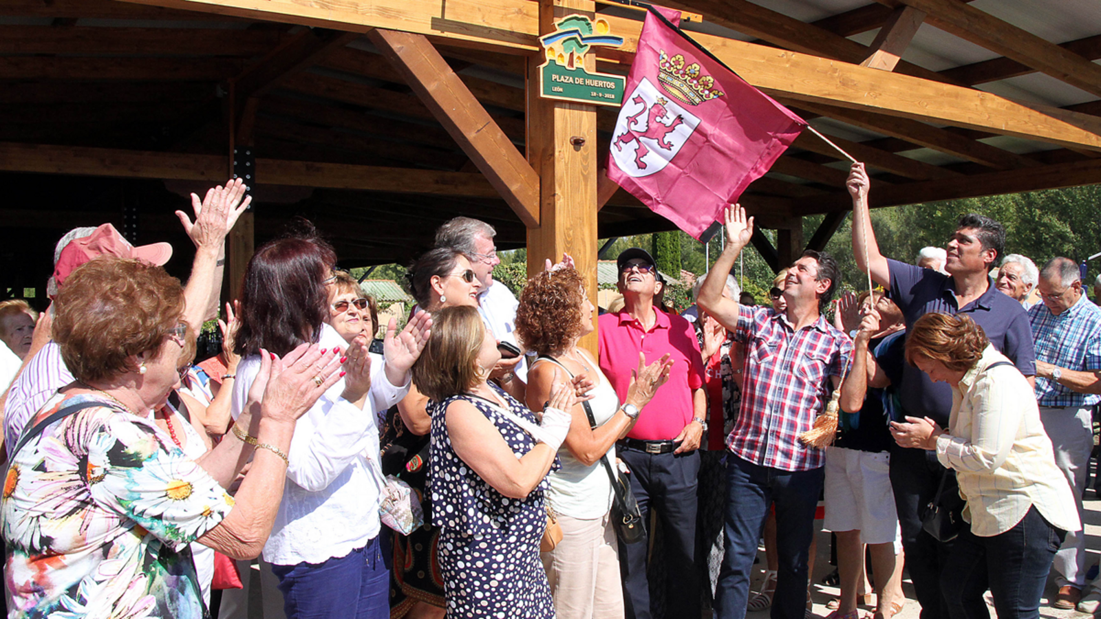 Antonio Silván visitó junto a Aurora Baza el espacio que se inauguró para los 176 usuarios y familias de las parcelas. | ICAL
