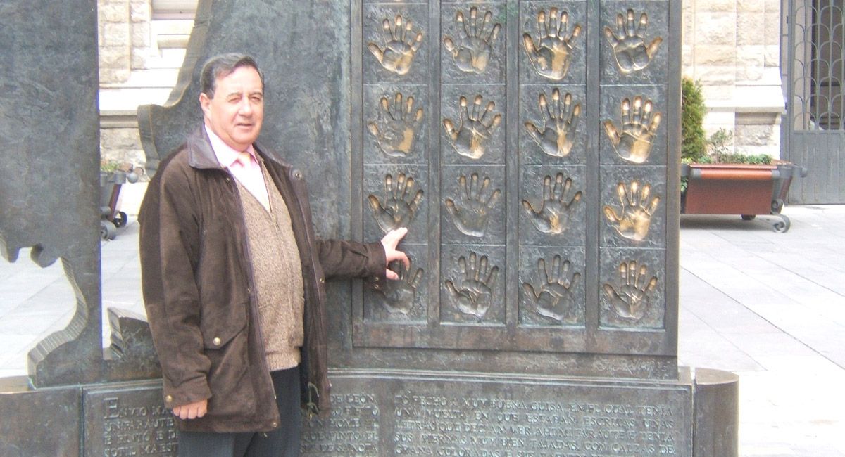 El autor Fernando Llamazares Rodríguez en las inmediaciones de la Catedral.