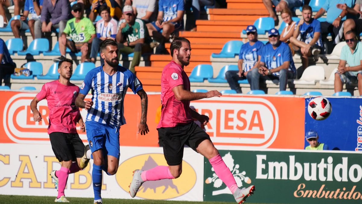 Carnicer, durante el partido ante el Sanse. | FRANCISCO L. POZO