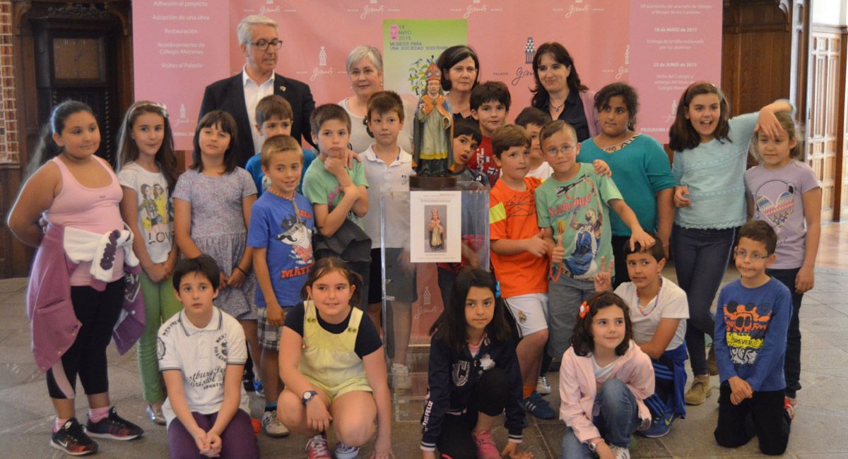 En la restauración de la talla han particiapdo todos los cursos de este centro educativo. | P. FERRERO