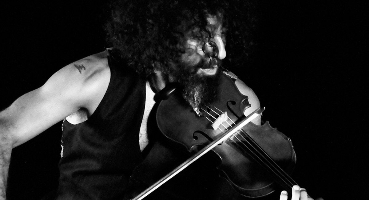 El violinista libanés Ara Malikian en plena actuación en su último concierto en el Museo de la Siderurgia y la Minería de Sabero. | JUAN LUIS GARCÍA