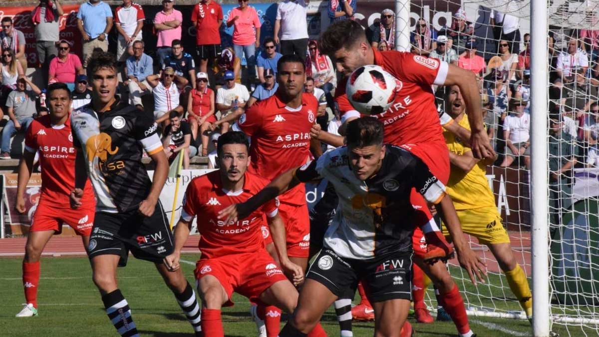 Palatsí ve desde la portería como Iván González despeja un balón frente a Unionistas. | ISABELLA A.