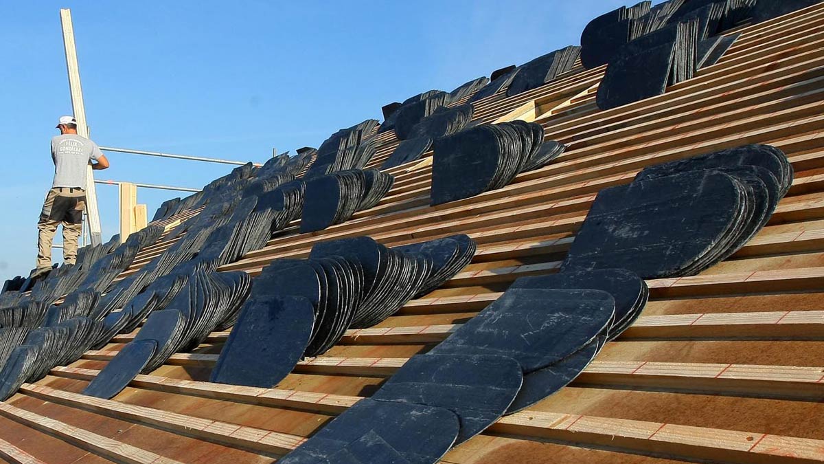 Imagen de archivo de trabajo de colocación de pizarra en un tejado. | Ical