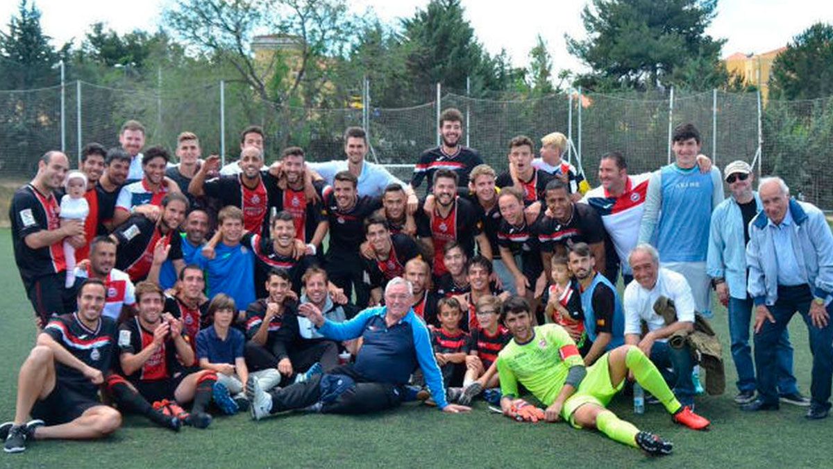 Foto de plantilla del Adarve que logró el ascenso con el presidente Luis Gómez tras De las Heras, guardameta y Víctor Cea en el centro. | UNIÓN ADARVE Foto de plantilla del Adarve que logró el ascenso con el presidente Luis Gómez tras De las Heras, guardameta y Víctor Cea en el centro. | UNIÓN ADARVE
