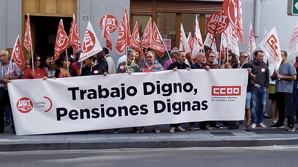 Concentración ante la sede de los sindicatos en Ponferrada. | MAR IGLESIAS