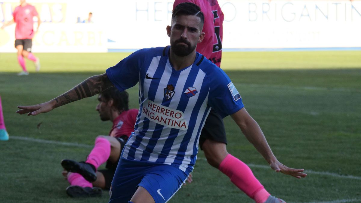 Dani Pichín celebra un gol en El Toralín. | FRANCISCO L. POZO