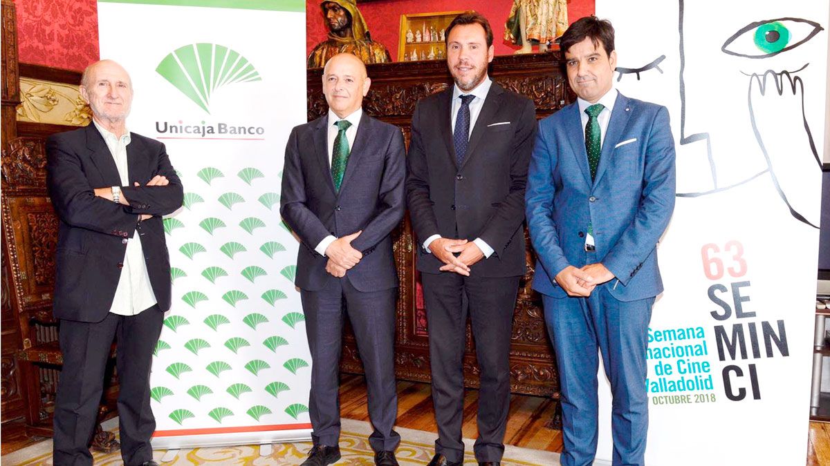 Javier Angulo, Fernando Ríos, Óscar Puente y Manuel Rubio posan tras la firma del convenio de colaboración.