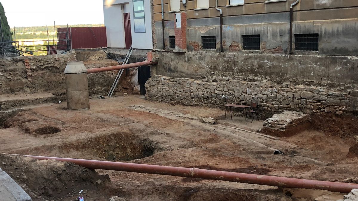 Un momento de las excavaciones en el entorno del Teatro Gullón de Astorga. | P.F.