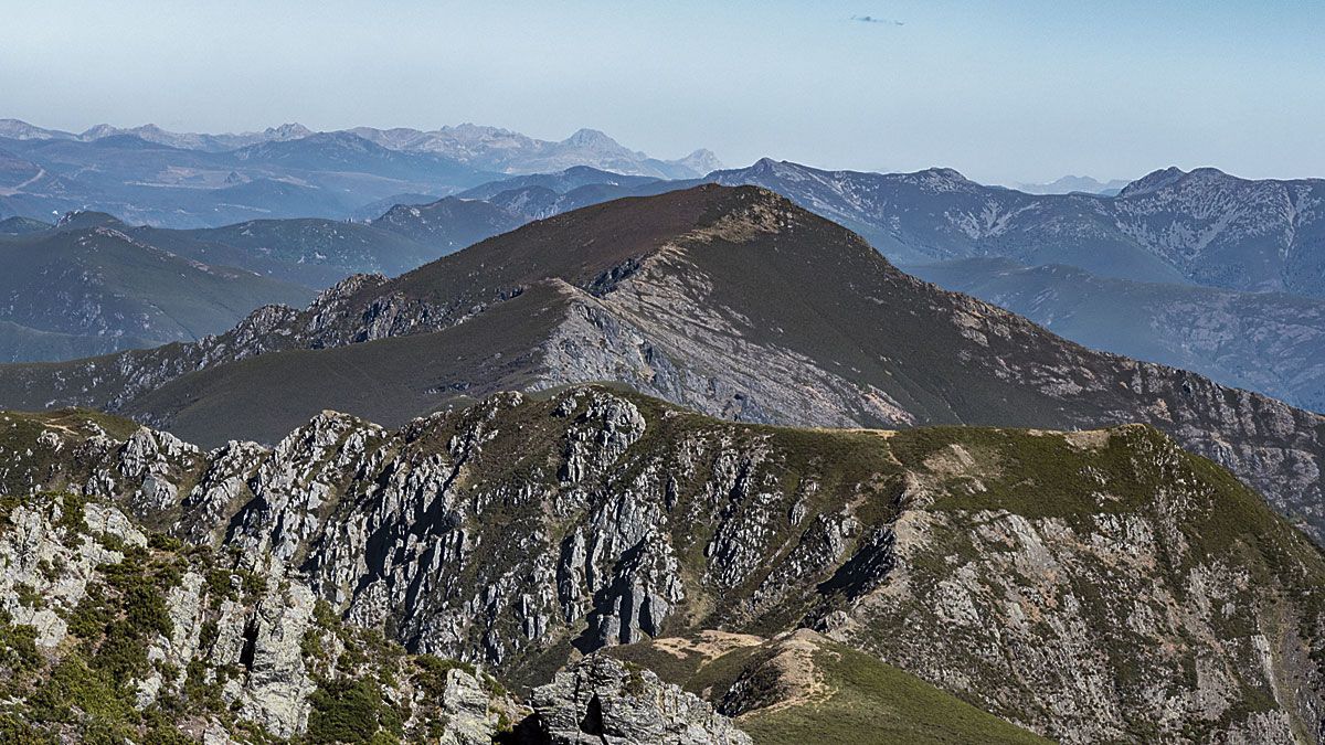Las montañas leonesas y asturianas desde la cumbre y al fondo las Ubiñas. | VICENTE GARCÍA