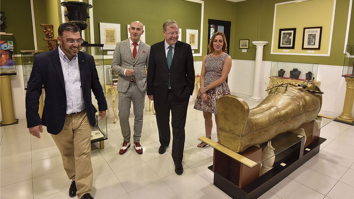 Pedro Llamas, Raul López, Antonio Silván y Beatriz Cañas, ayer en el Museo Liceo Egipcio de León. | SAÚL ARÉN