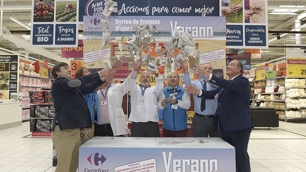 Un momento del sorteo en Carrefour que contó con la presencia de Carlos Rebollar y Francisco Pousa. | MAURICIO PEÑA