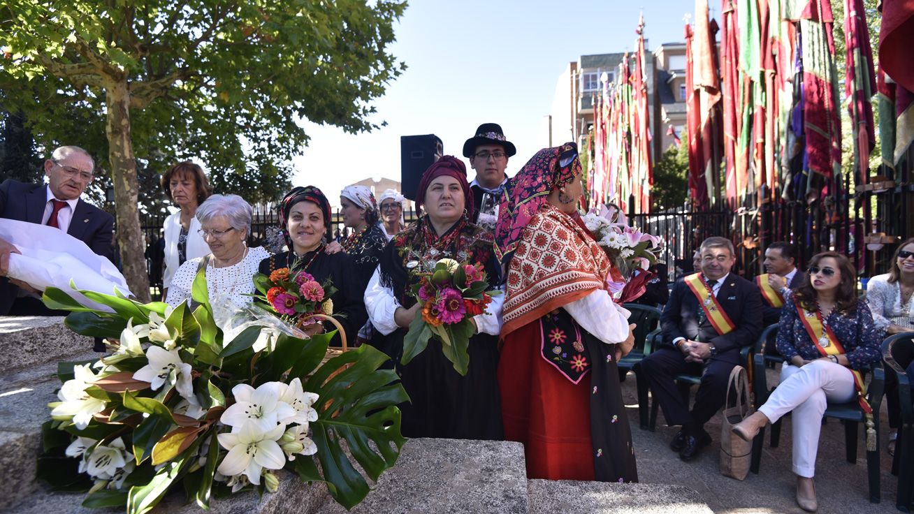 Ofrenda floral en La Virgen del Camino. | SAÚL ARÉN