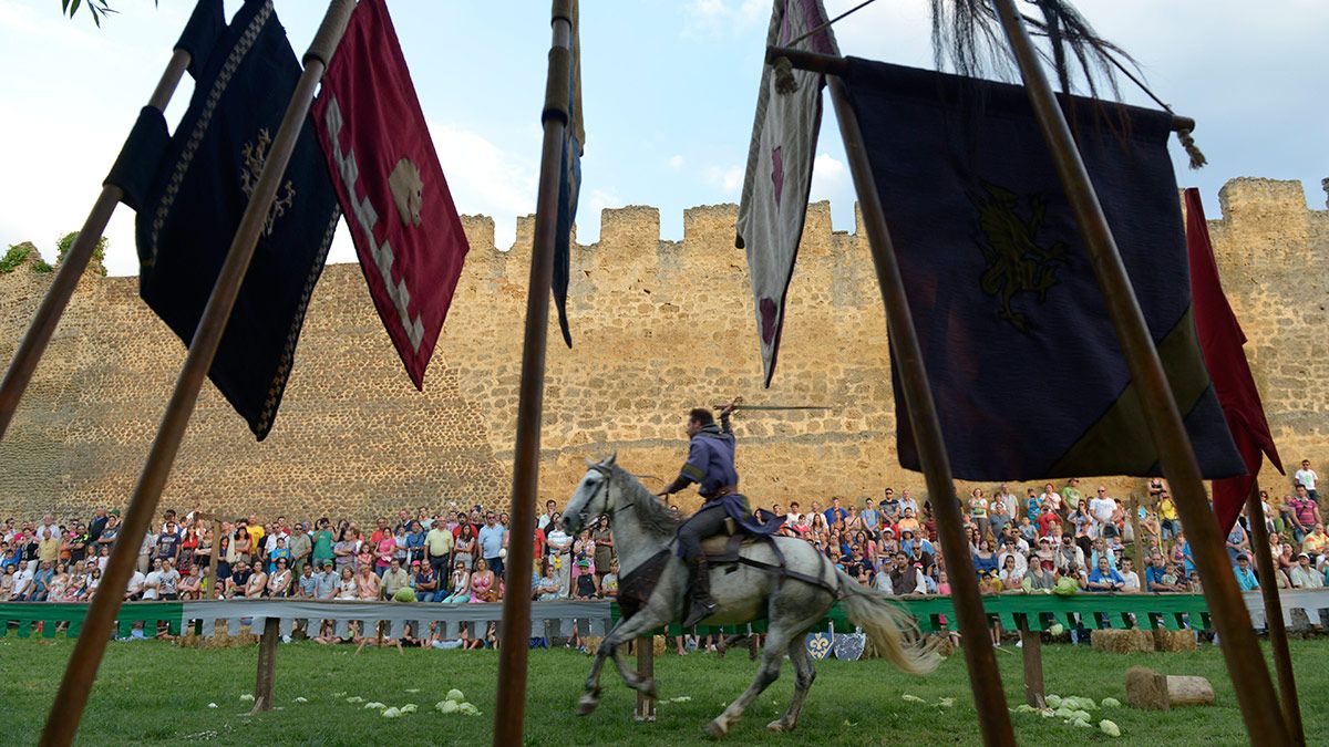 Justas medievales junto a la muralla de Mansilla de las Mulas en una imagen de archivo. | MAURICIO PEÑA Justas medievales junto a la muralla de Mansilla de las Mulas en una imagen de archivo. | MAURICIO PEÑA